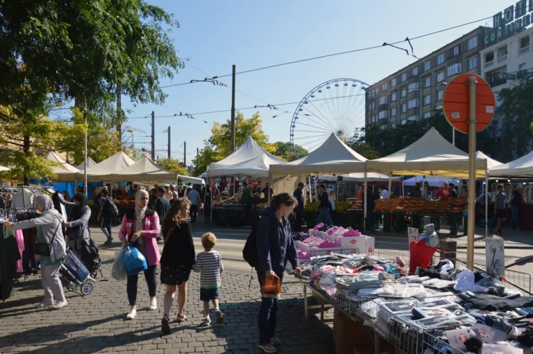 Les étals du marché du Midi un dimanche matin, à Bruxelles