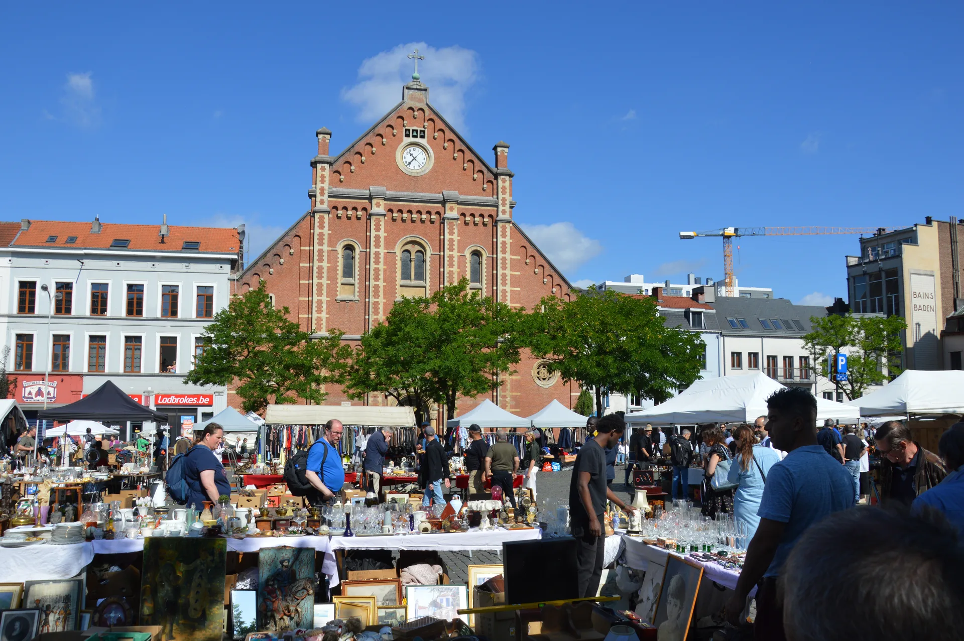 Le marché aux puces de la place du Jeu de Balle, dans les Marolles Le marché aux puces de la place du Jeu de Balle, dans les Marolles à Bruxelles
