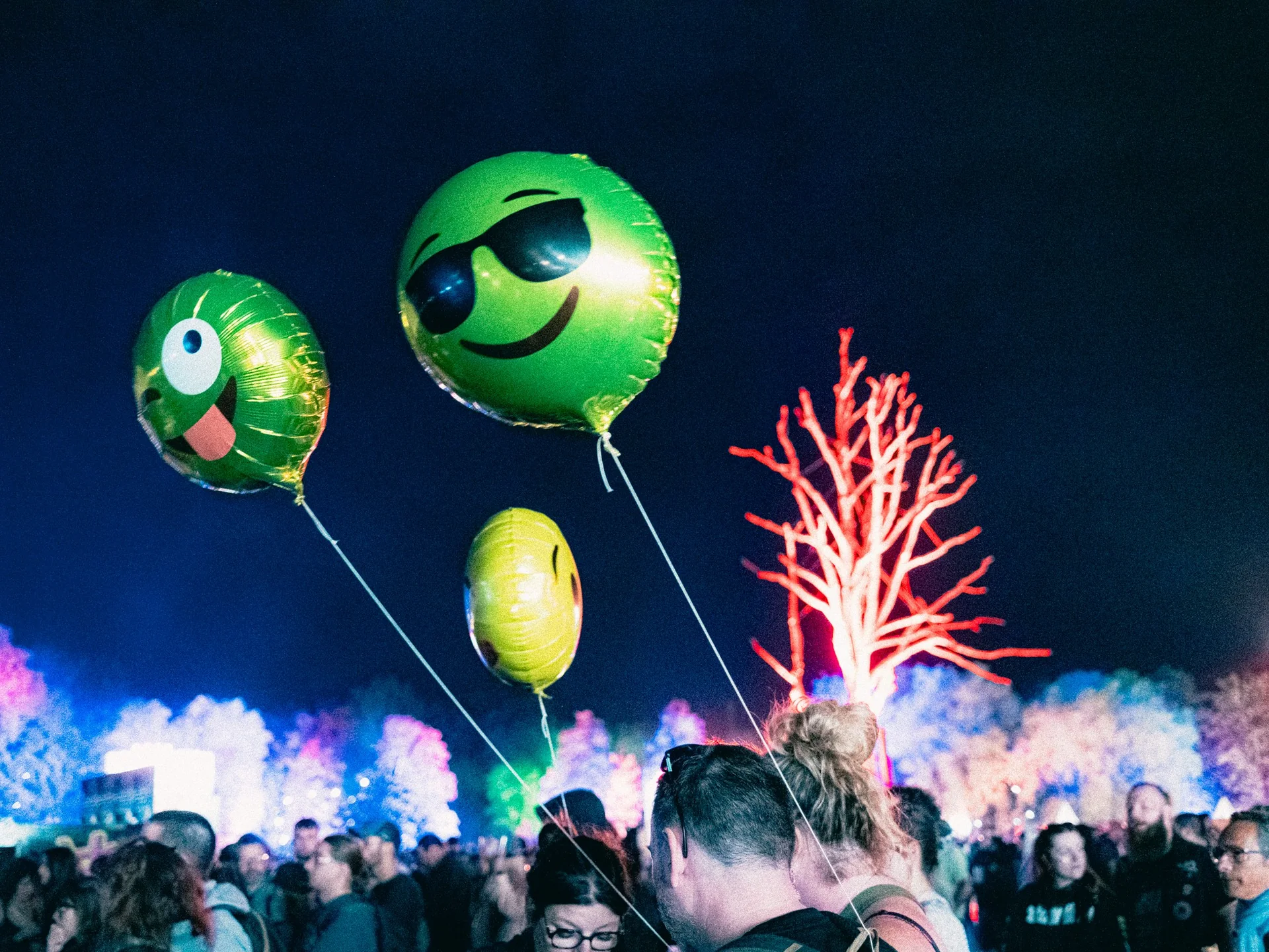 Ballons au-dessus du public du Cabaret Vert 2026