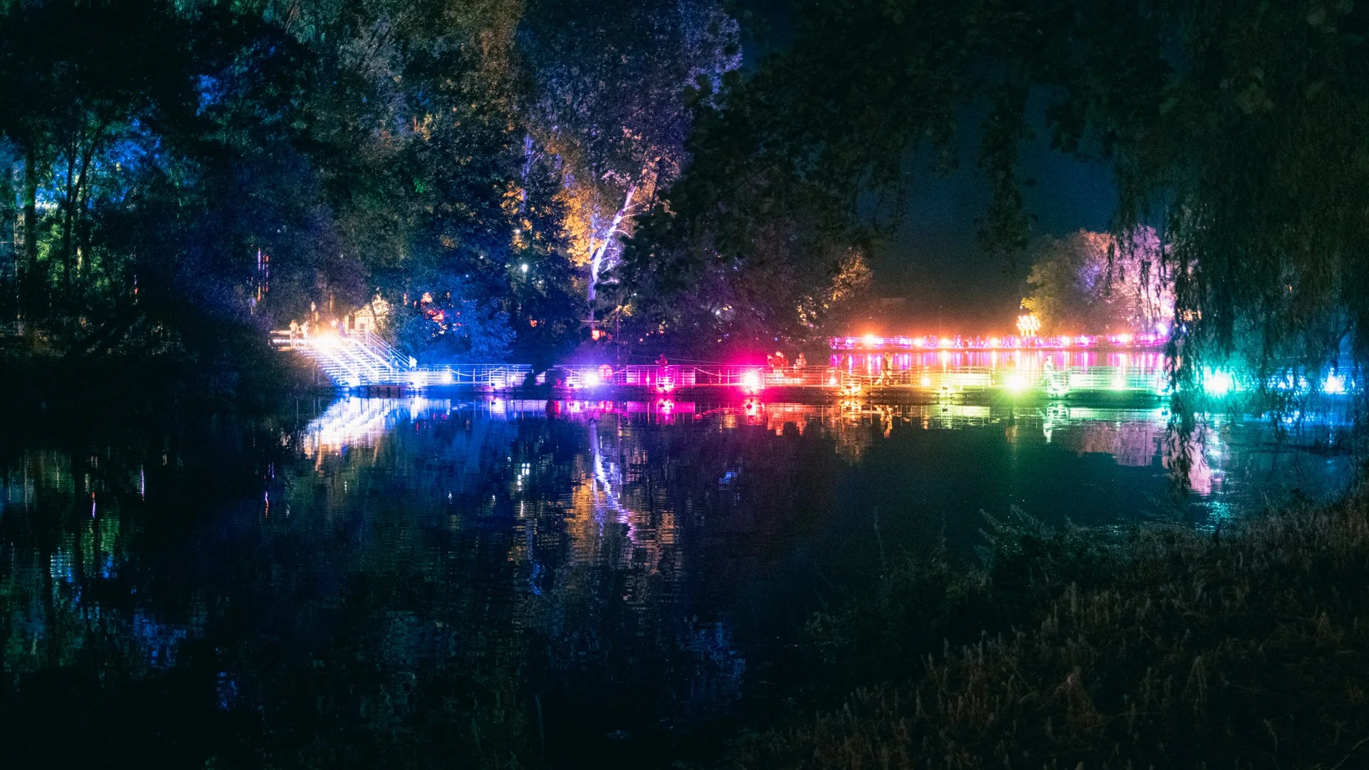 Les illuminations du Cabaret Vert 2026 de nuit, au bord de l’eau