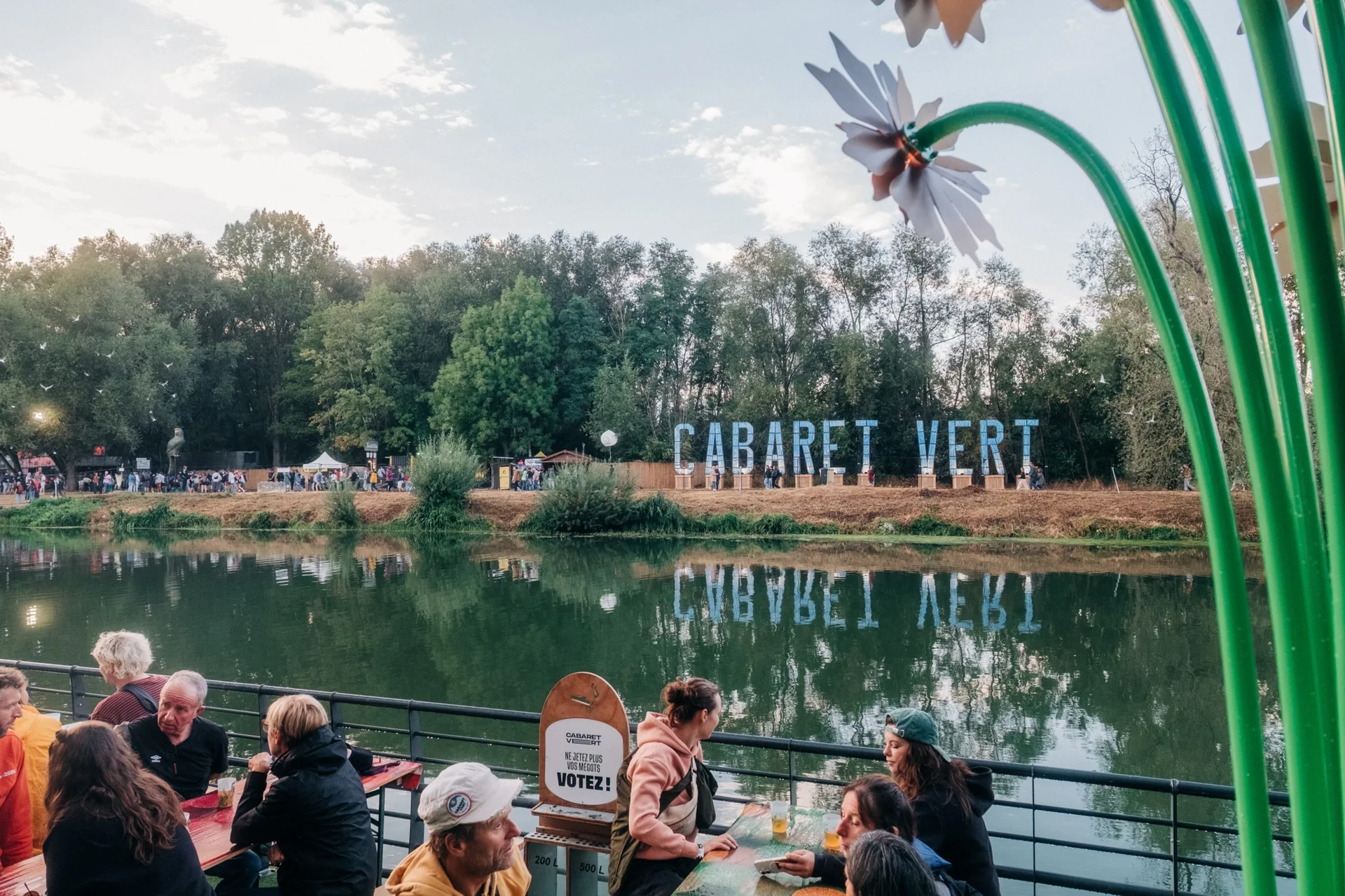 Le site du Cabaret Vert et ses lettres géantes au bord de l’eau, square Bayard, 2026