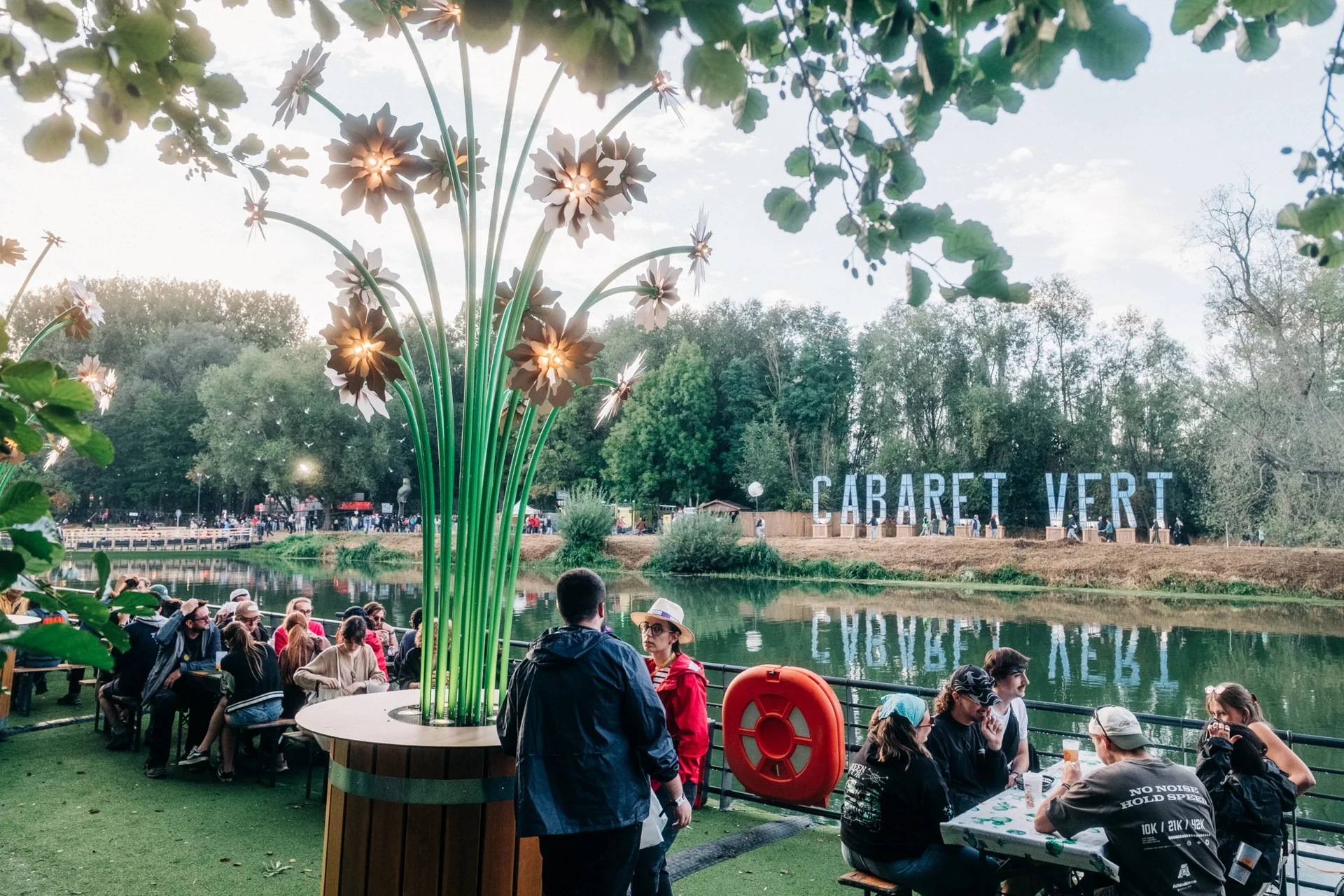 Festivaliers au bord de l’eau au Cabaret Vert 2026, square Bayard