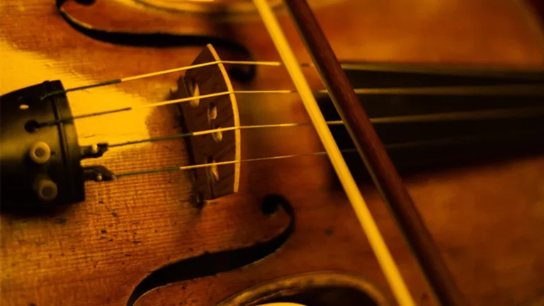Violon entouré de bougies lors d’un concert Candlelight