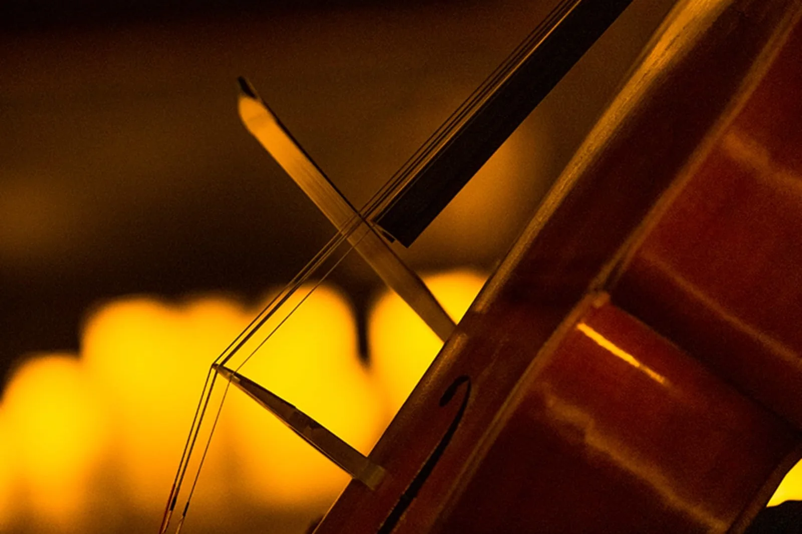 Violoncelle et bougies lors d’un concert Candlelight