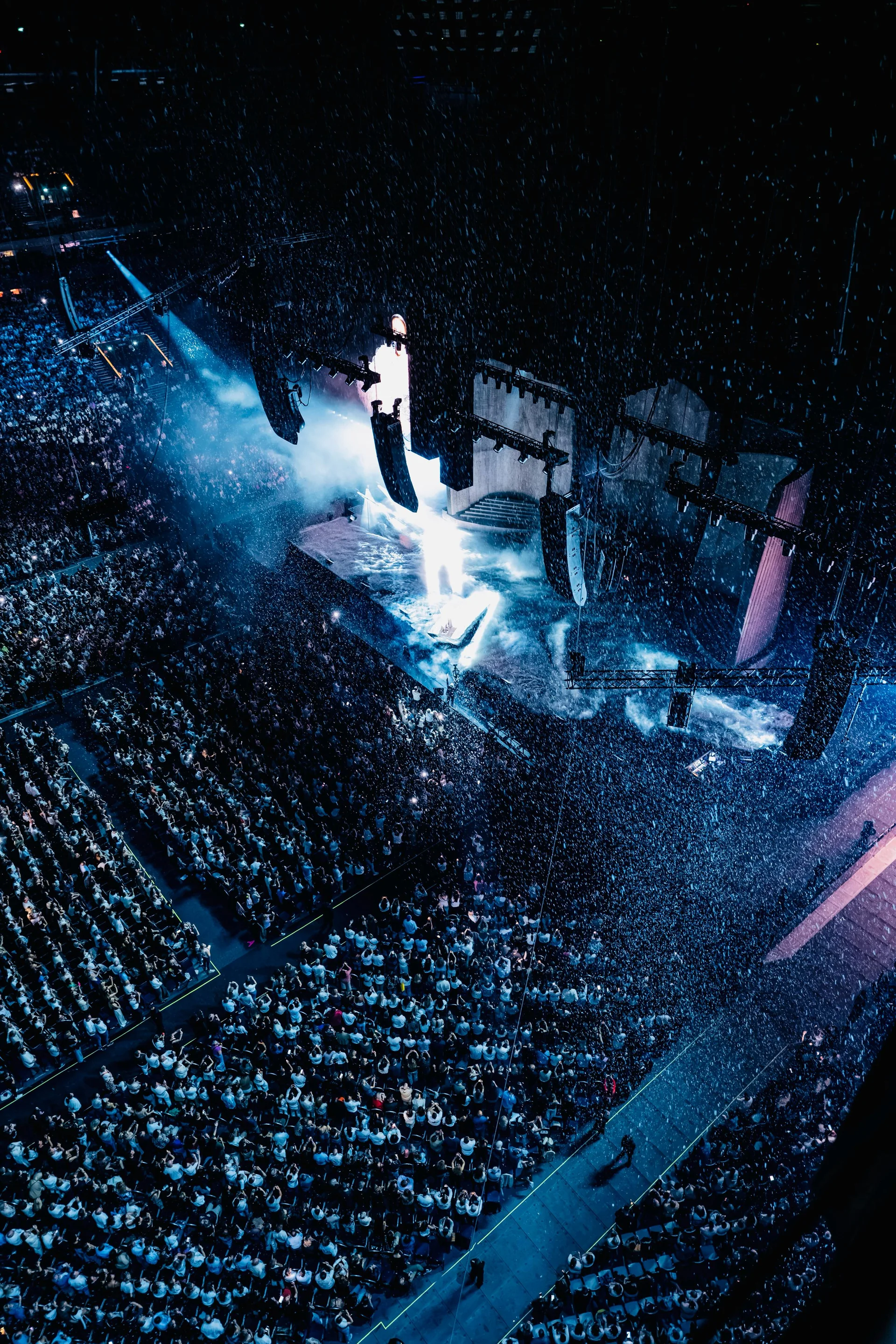 Vue plongeante sur la Plenitude Arena comble pendant un concert de Céline Dion