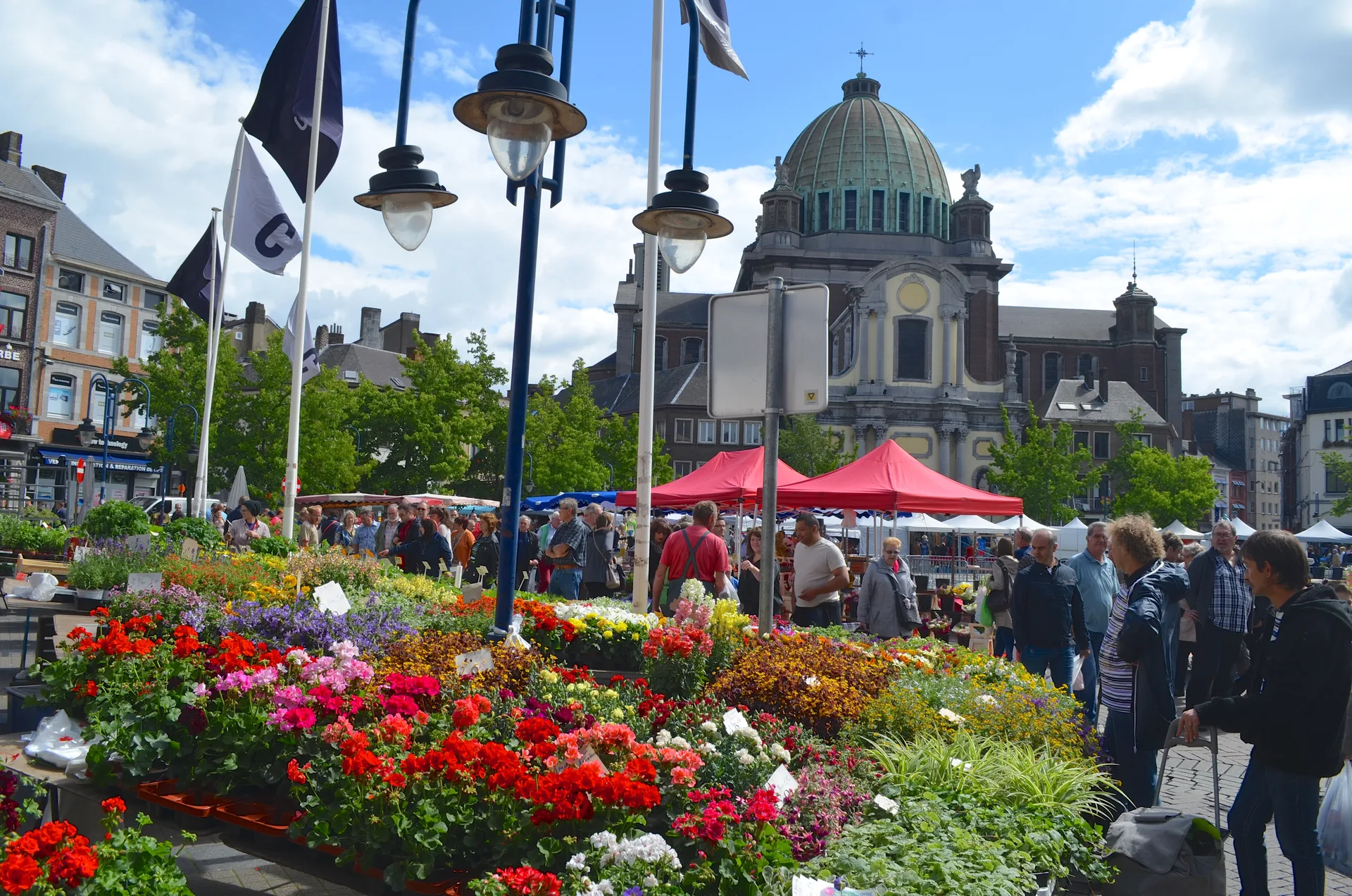 Étals du marché du dimanche place Charles II à Charleroi, en 2016