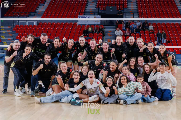 Charleroi Volley – Roeselare, CEV Challenge Cup, Dôme de Charleroi, 28 octobre 2026 : photo de groupe de Charleroi Volley après le match (photo Photographe4ever)