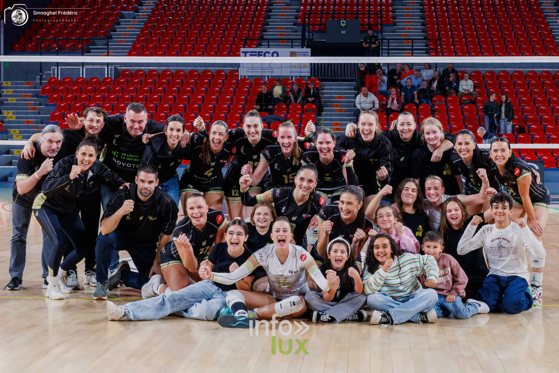 Charleroi Volley – Roeselare, CEV Challenge Cup, Dôme de Charleroi, 28 octobre 2026 : photo de groupe de Charleroi Volley après le match (photo Photographe4ever)
