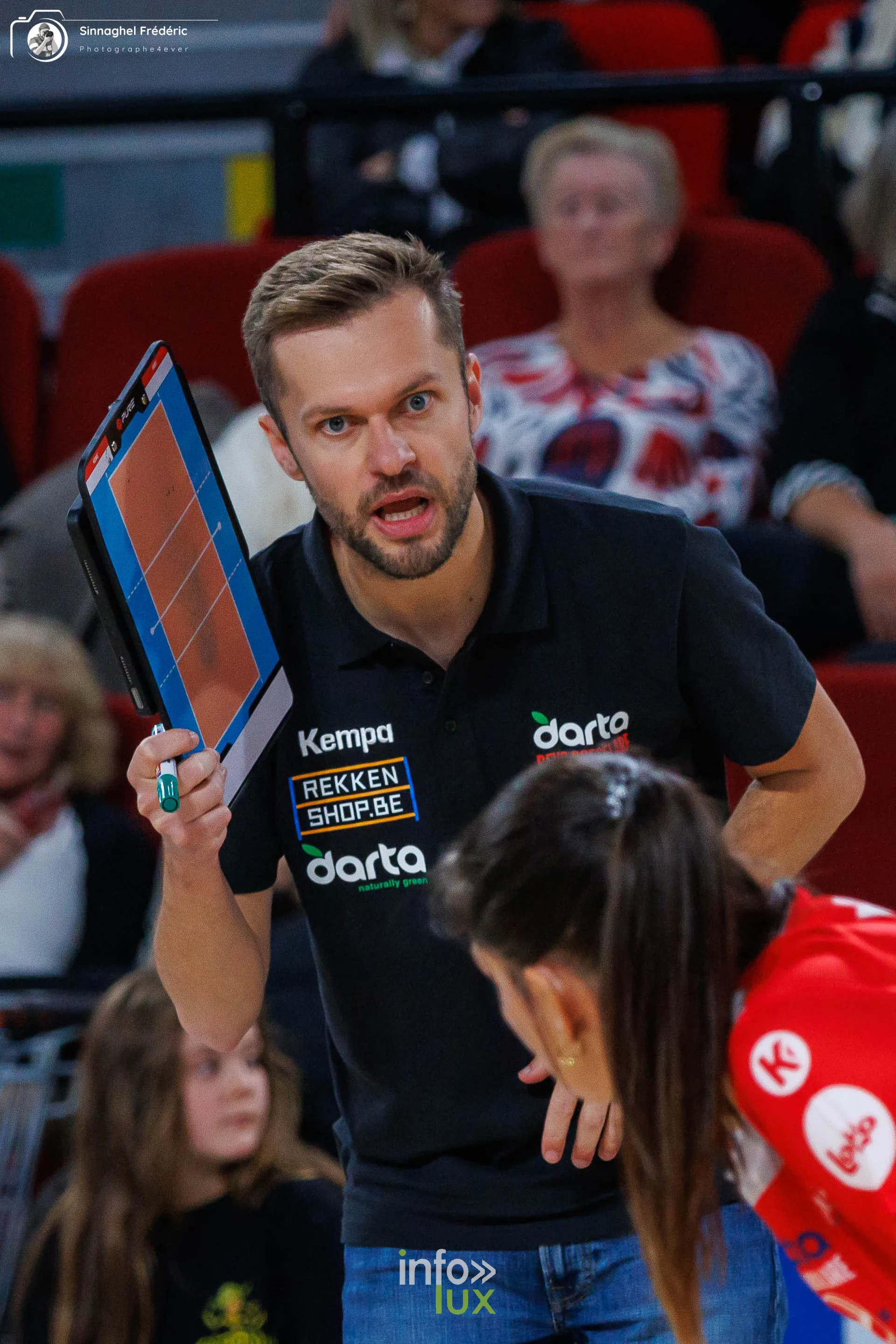 Charleroi Volley – Roeselare, CEV Challenge Cup, Dôme de Charleroi, 28 octobre 2026 : un membre du staff de Roeselare (photo Photographe4ever)