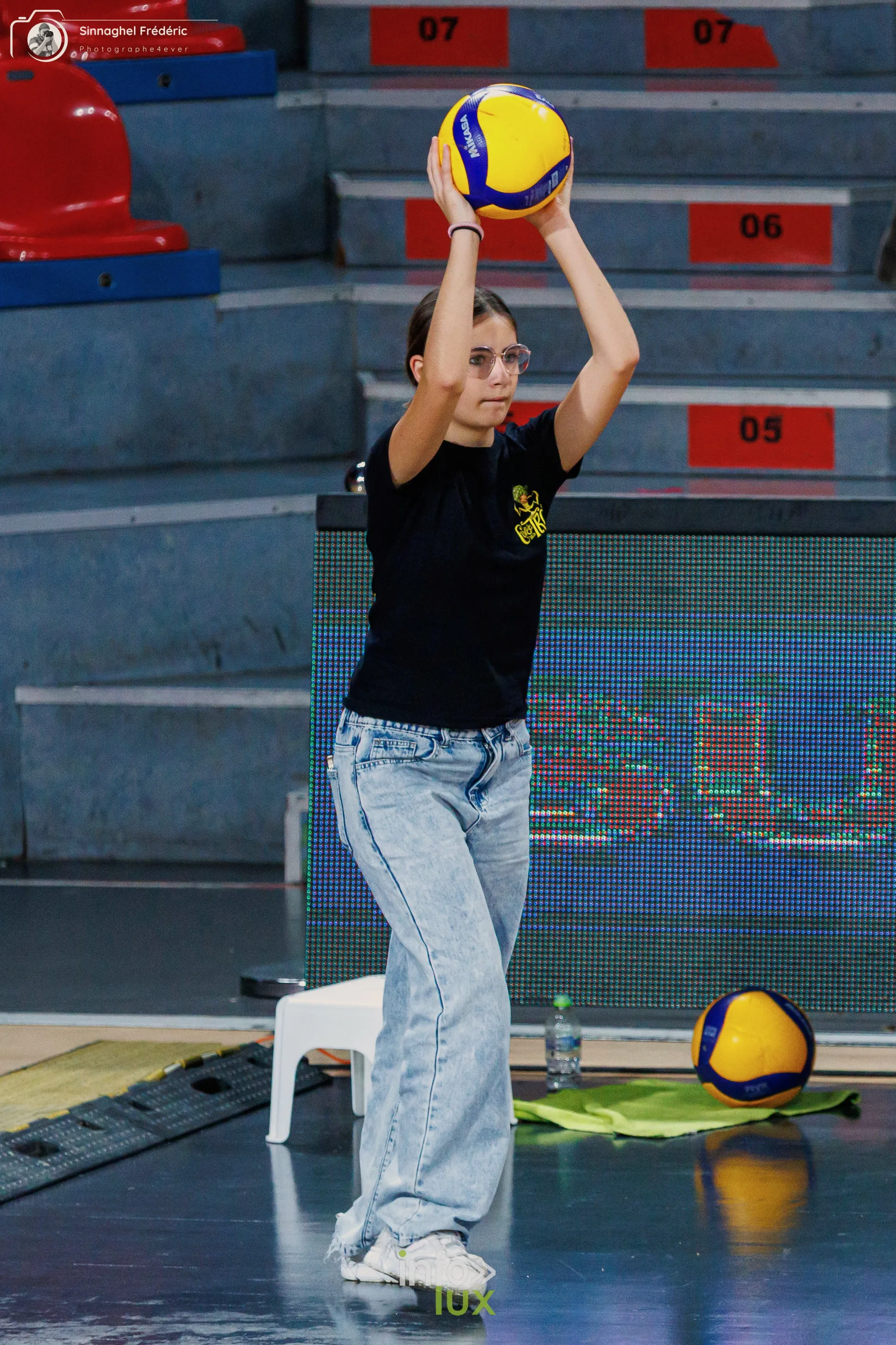 Charleroi Volley – Roeselare, CEV Challenge Cup, Dôme de Charleroi, 28 octobre 2026 : une ramasseuse de balles (photo Photographe4ever)
