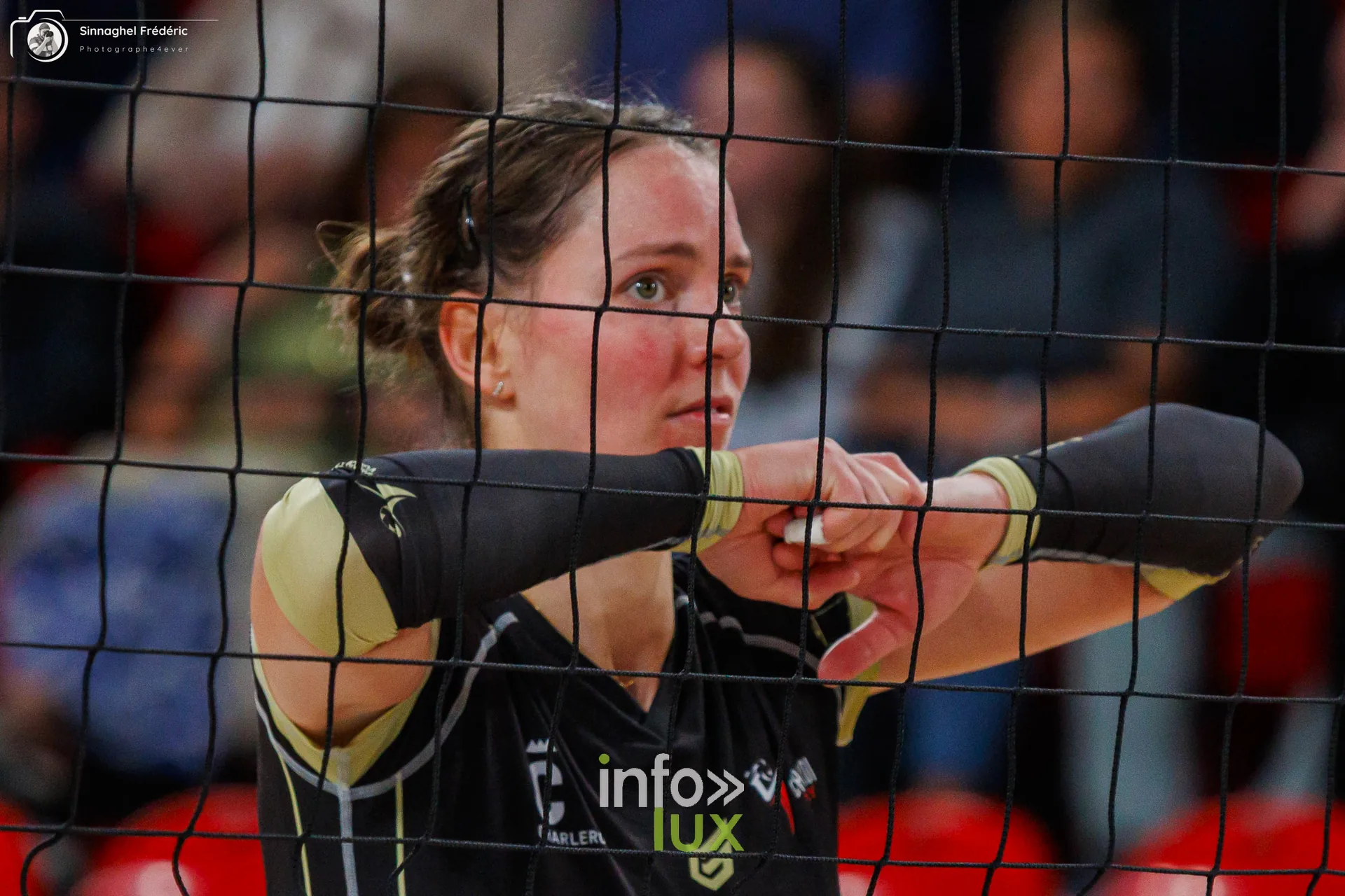 Charleroi Volley – Roeselare, CEV Challenge Cup, Dôme de Charleroi, 28 octobre 2026 : une joueuse de Charleroi Volley derrière le filet (photo Photographe4ever)