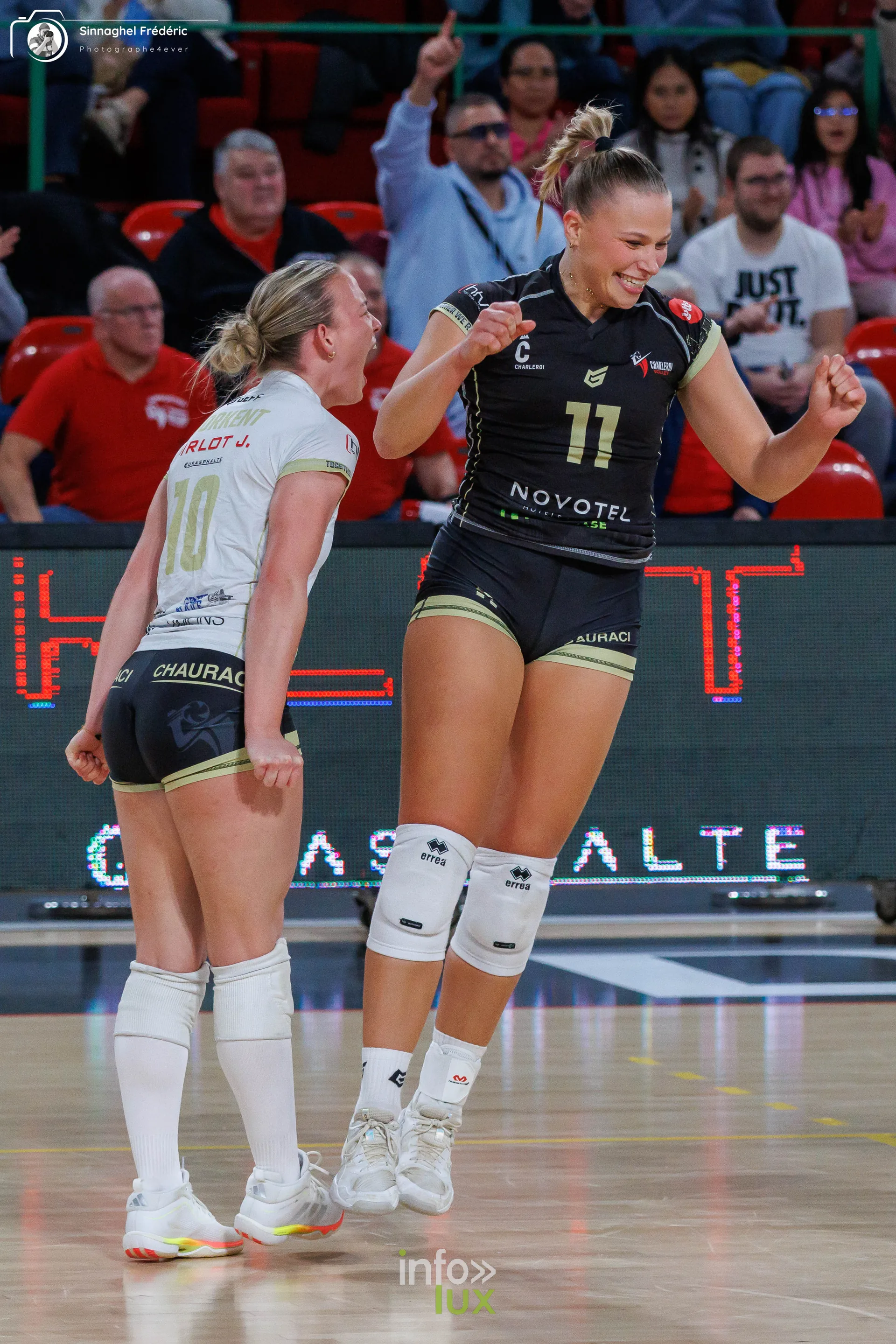Charleroi Volley – Roeselare, CEV Challenge Cup, Dôme de Charleroi, 28 octobre 2026 : deux joueuses de Charleroi Volley après un point (photo Photographe4ever)