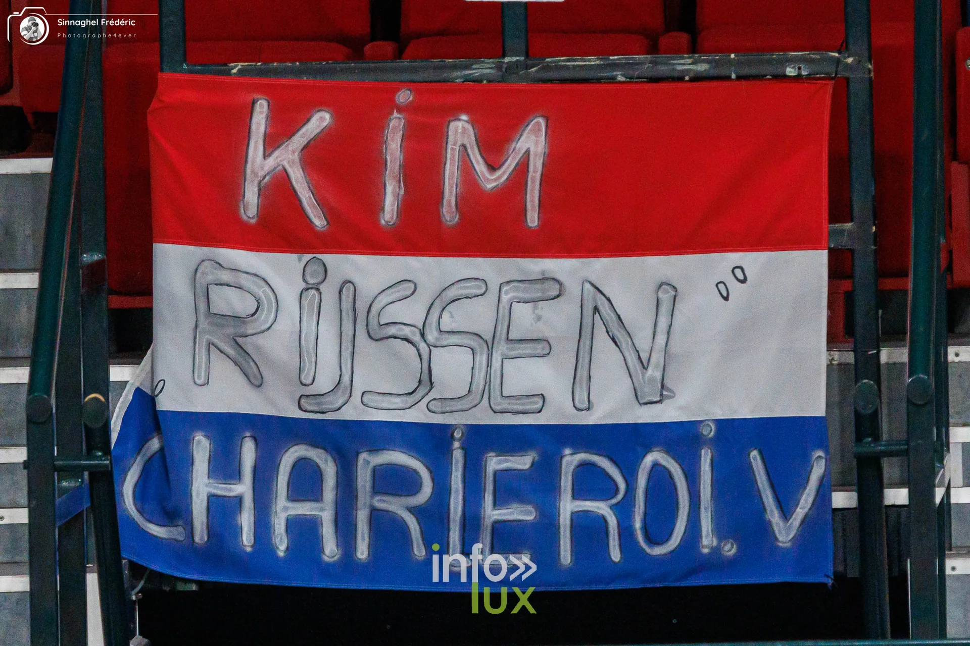 Charleroi Volley – Roeselare, CEV Challenge Cup, Dôme de Charleroi, 28 octobre 2026 : banderole « Kim Rijssen Charleroi V » dans la tribune (photo Photographe4ever)