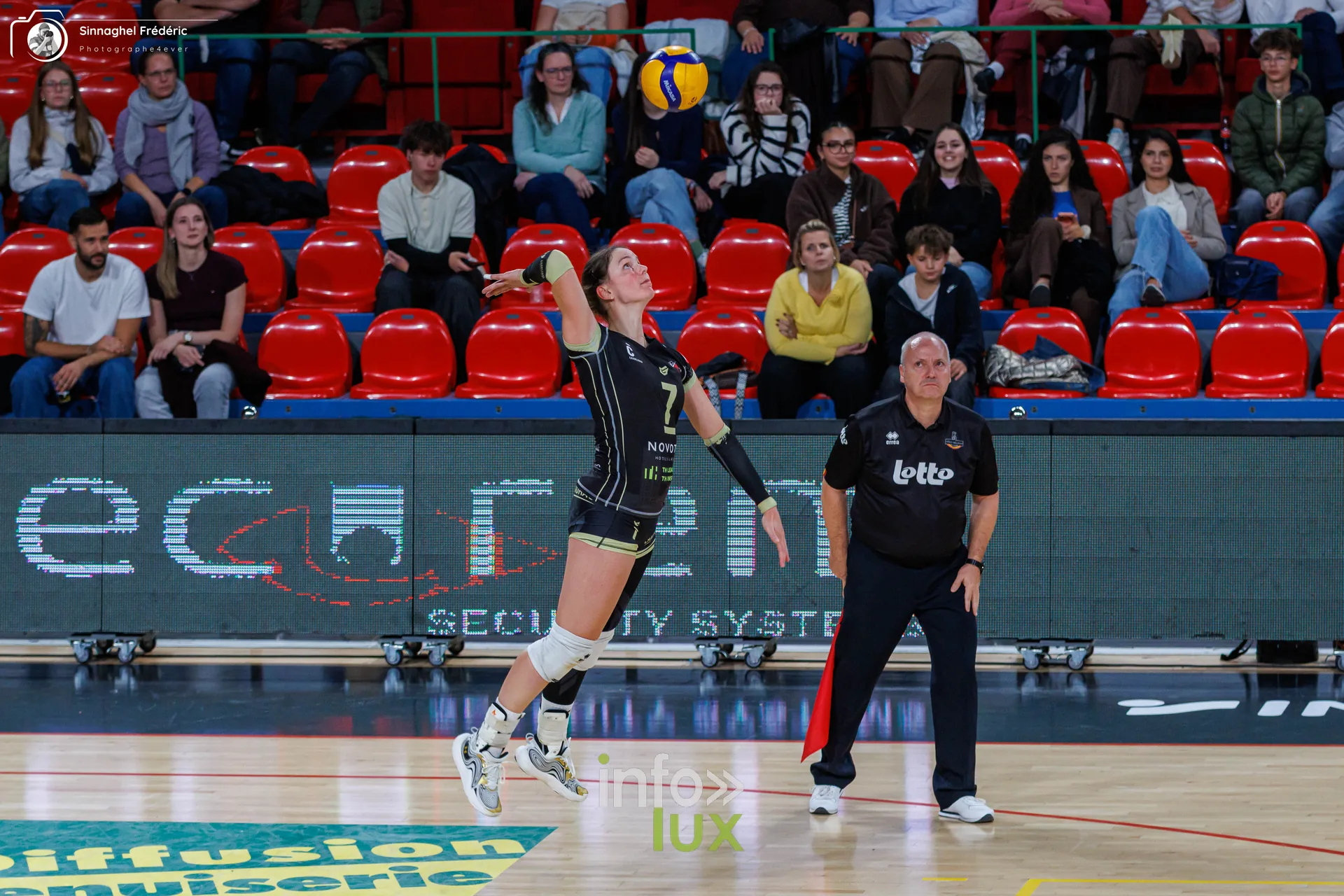 Charleroi Volley – Roeselare, CEV Challenge Cup, Dôme de Charleroi, 28 octobre 2026 : service d’une joueuse de Charleroi Volley (photo Photographe4ever)