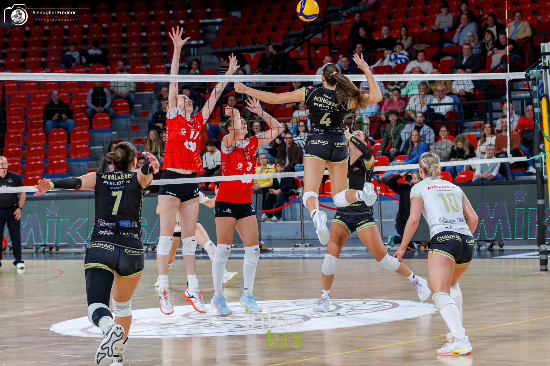 Charleroi Volley – Roeselare, CEV Challenge Cup, Dôme de Charleroi, 28 octobre 2026 : échange au filet entre Charleroi Volley et Roeselare (photo Photographe4ever)