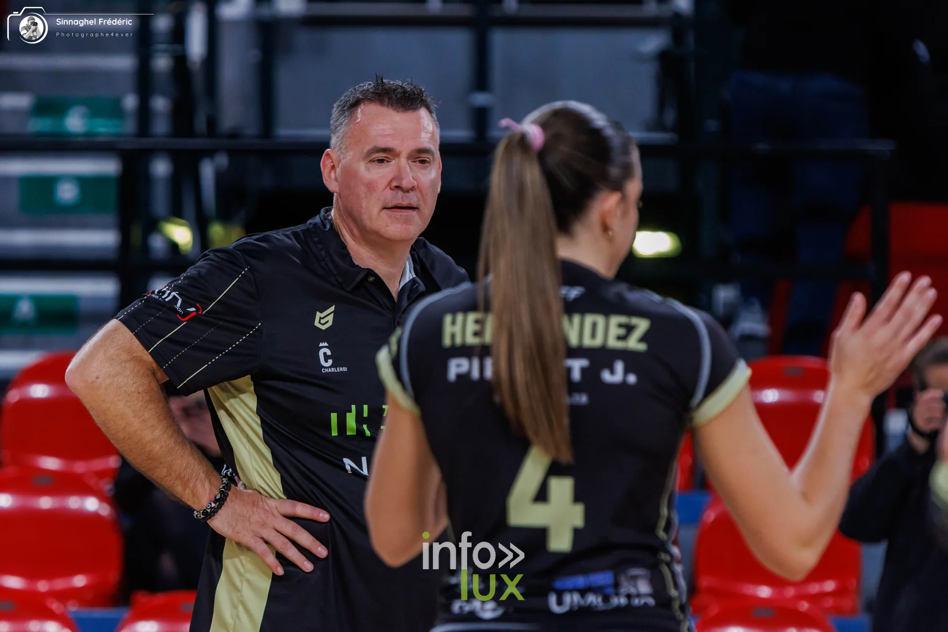 Charleroi Volley – Roeselare, CEV Challenge Cup, Dôme de Charleroi, 28 octobre 2026 : Lola Hernandez et un membre du staff de Charleroi Volley (photo Photographe4ever)