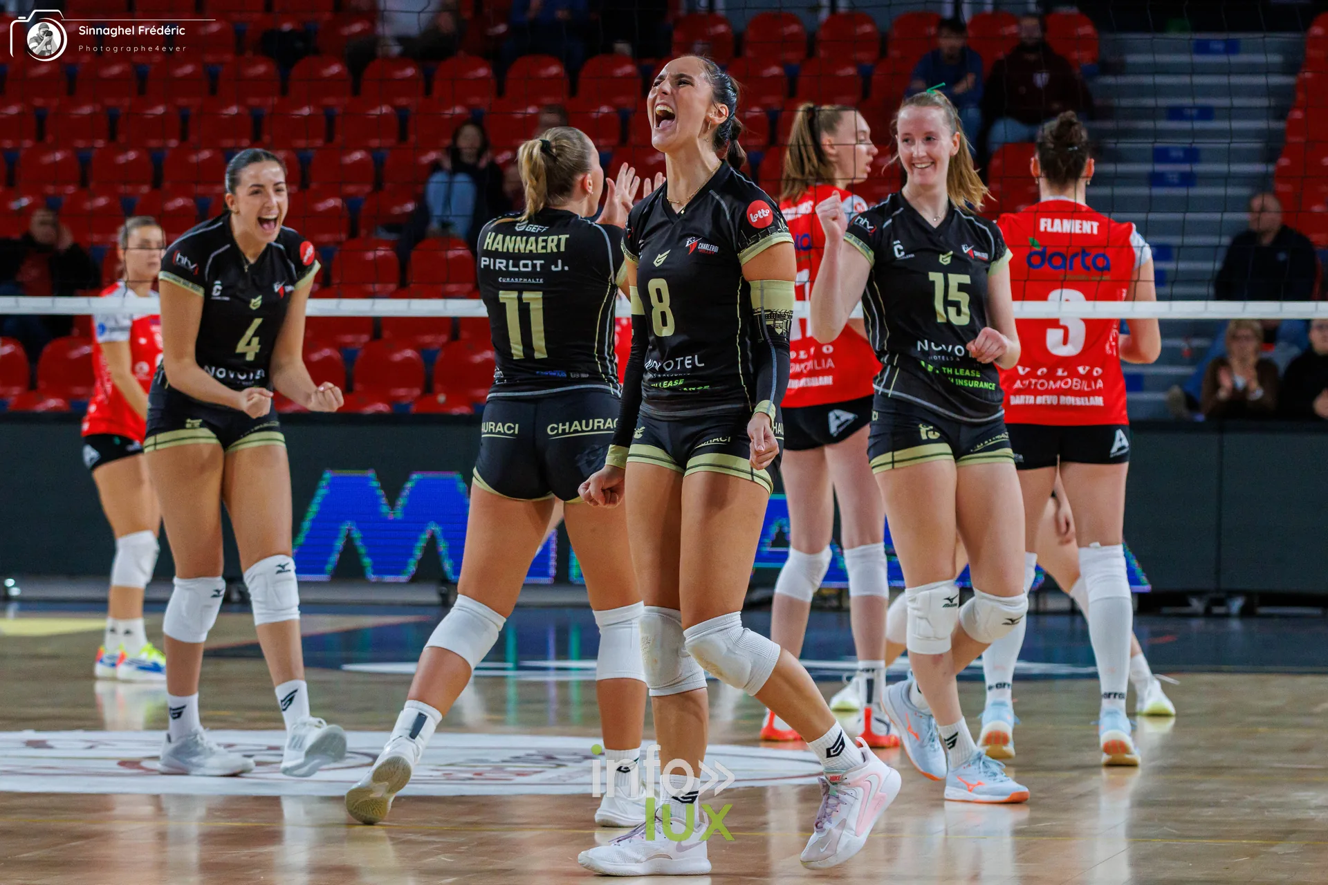 Charleroi Volley – Roeselare, CEV Challenge Cup, Dôme de Charleroi, 28 octobre 2026 : les joueuses de Charleroi Volley après un point (photo Photographe4ever)