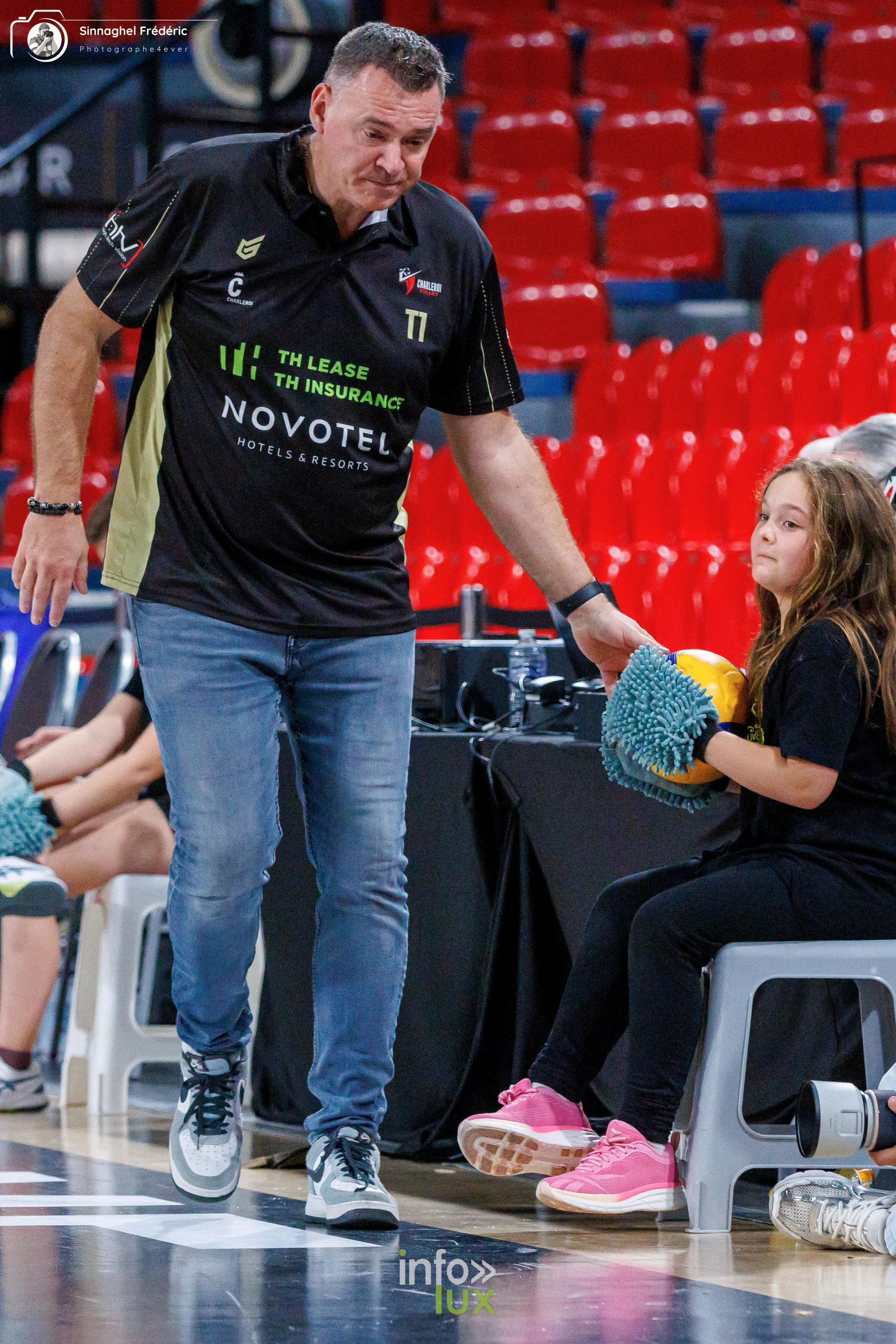 Charleroi Volley – Roeselare, CEV Challenge Cup, Dôme de Charleroi, 28 octobre 2026 : un membre du staff de Charleroi Volley au bord du terrain (photo Photographe4ever)
