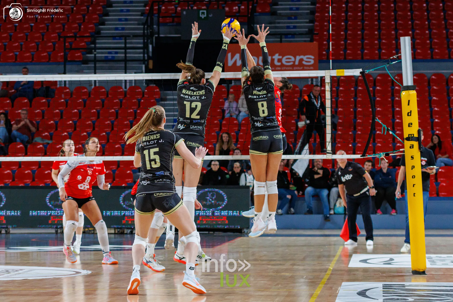 Charleroi Volley – Roeselare, CEV Challenge Cup, Dôme de Charleroi, 28 octobre 2026 : contre de Charleroi Volley au filet (photo Photographe4ever)