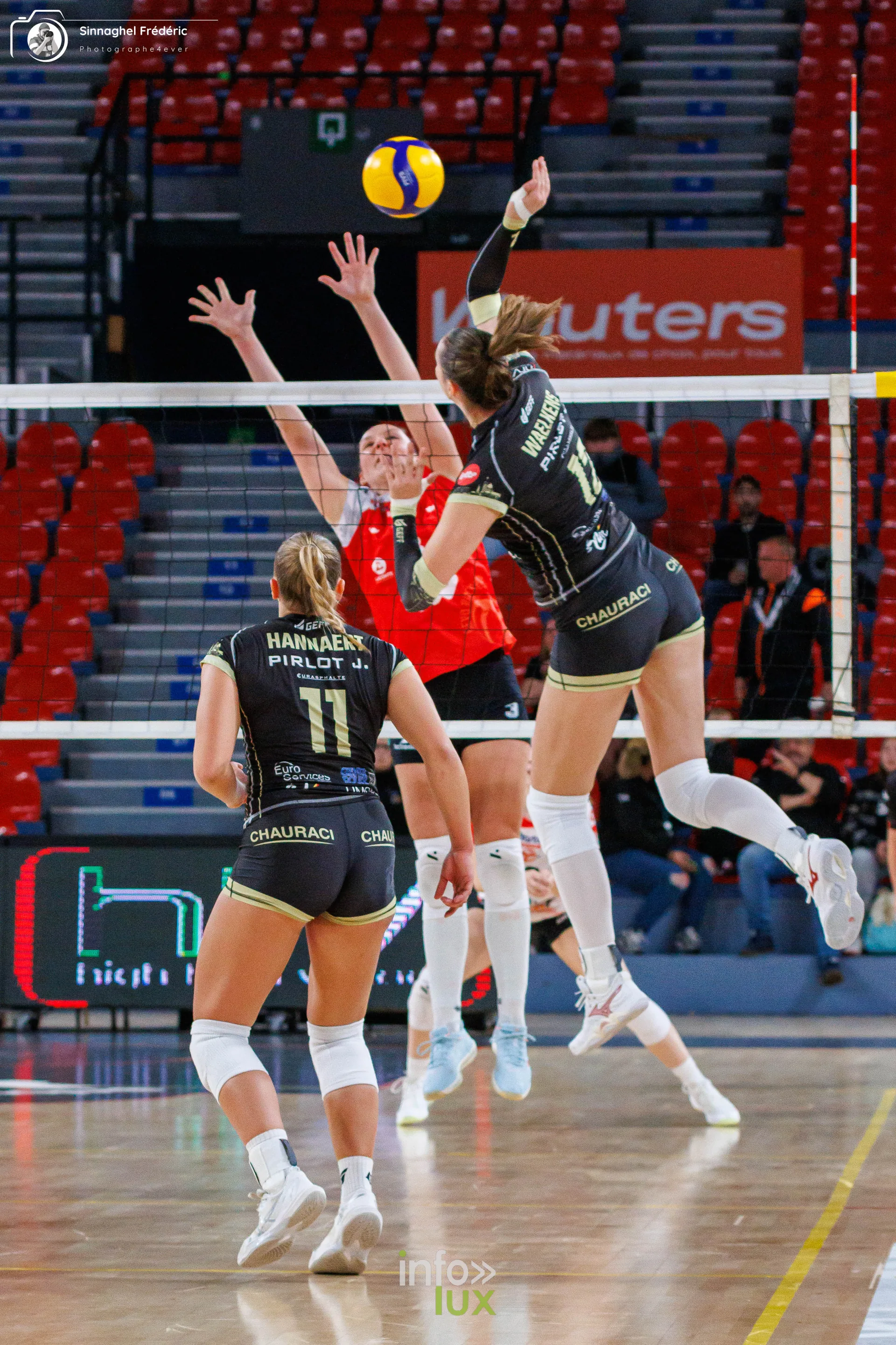 Charleroi Volley – Roeselare, CEV Challenge Cup, Dôme de Charleroi, 28 octobre 2026 : attaque d’une joueuse de Charleroi Volley (photo Photographe4ever)