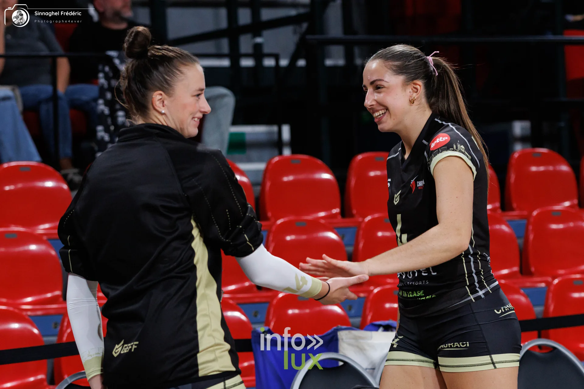 Charleroi Volley – Roeselare, CEV Challenge Cup, Dôme de Charleroi, 28 octobre 2026 : deux joueuses de Charleroi Volley (photo Photographe4ever)