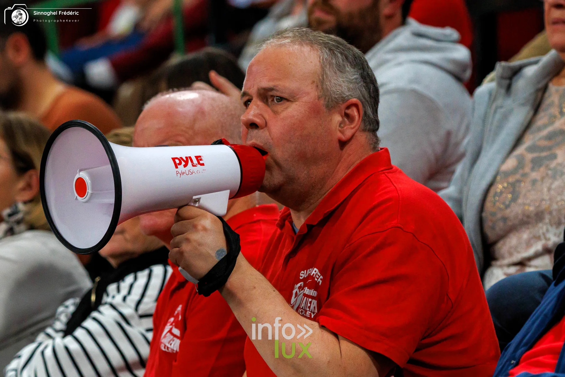 Charleroi Volley – Roeselare, CEV Challenge Cup, Dôme de Charleroi, 28 octobre 2026 : un supporter au mégaphone dans la tribune (photo Photographe4ever)