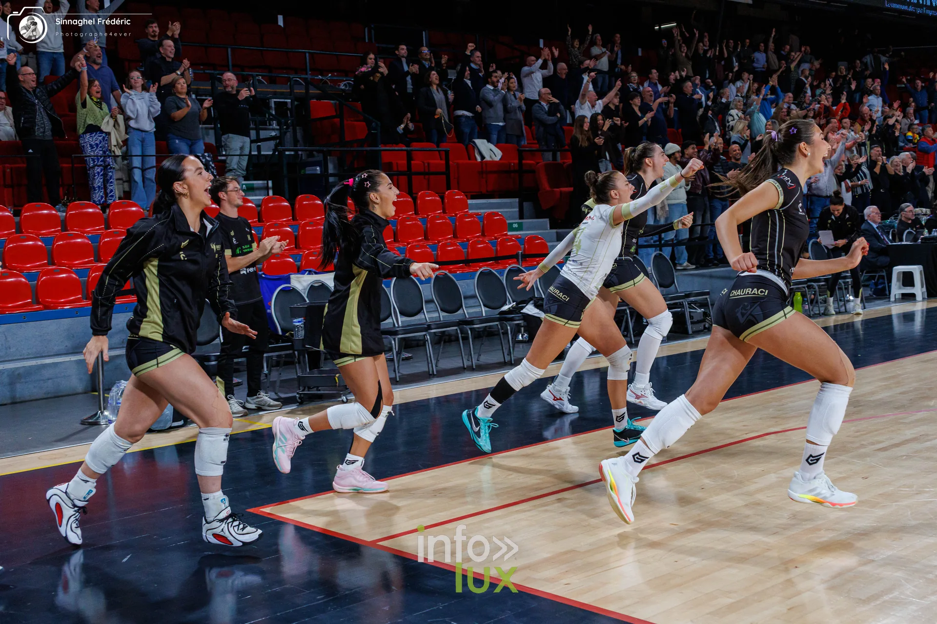 Charleroi Volley – Roeselare, CEV Challenge Cup, Dôme de Charleroi, 28 octobre 2026 : les joueuses de Charleroi Volley sur le terrain en fin de match (photo Photographe4ever)