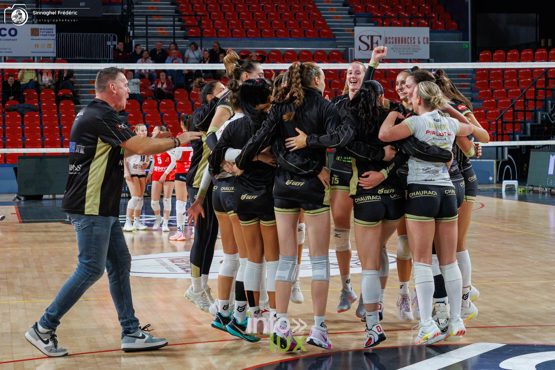 Charleroi Volley – Roeselare, CEV Challenge Cup, Dôme de Charleroi, 28 octobre 2026 : les joueuses et le staff de Charleroi Volley à la fin du match (photo Photographe4ever)
