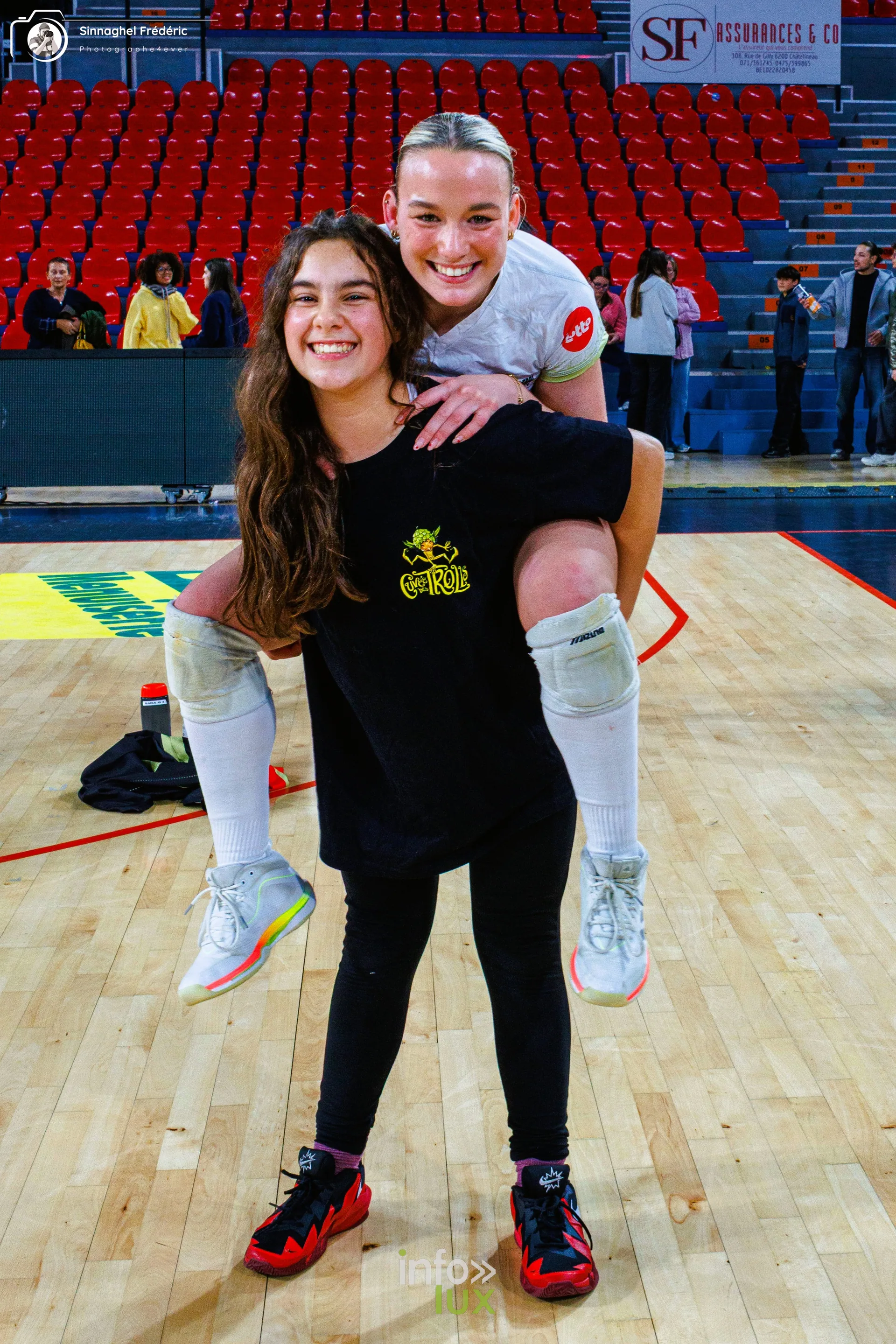 Charleroi Volley – Roeselare, CEV Challenge Cup, Dôme de Charleroi, 28 octobre 2026 : une joueuse de Charleroi Volley et une ramasseuse de balles après le match (photo Photographe4ever)