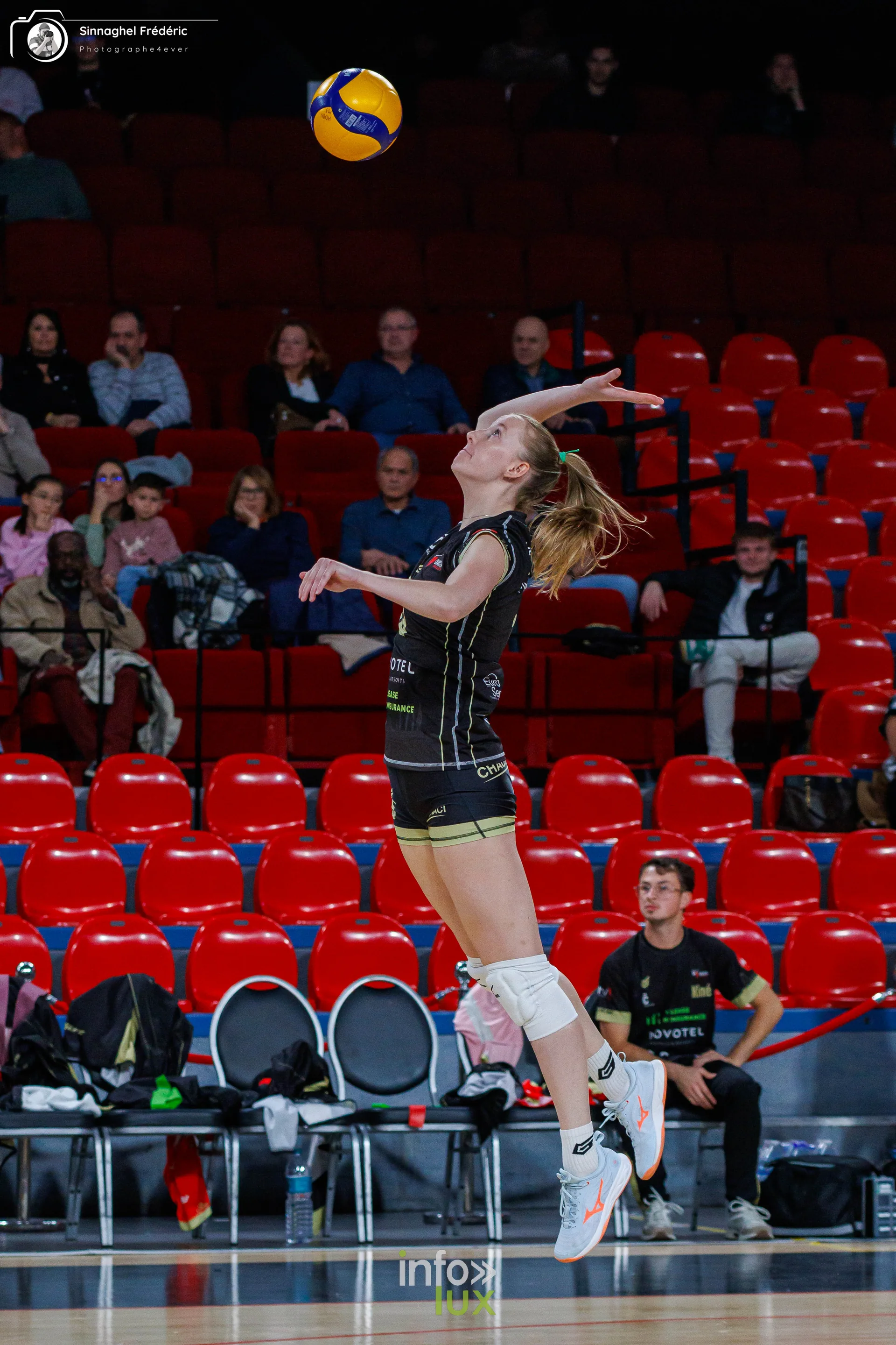 Charleroi Volley – Roeselare, CEV Challenge Cup, Dôme de Charleroi, 28 octobre 2026 : attaque d’une joueuse de Charleroi Volley (photo Photographe4ever)