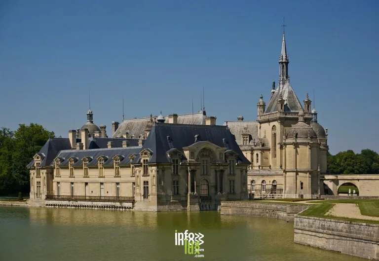 Le château de Chantilly et ses douves, dans l’Oise
