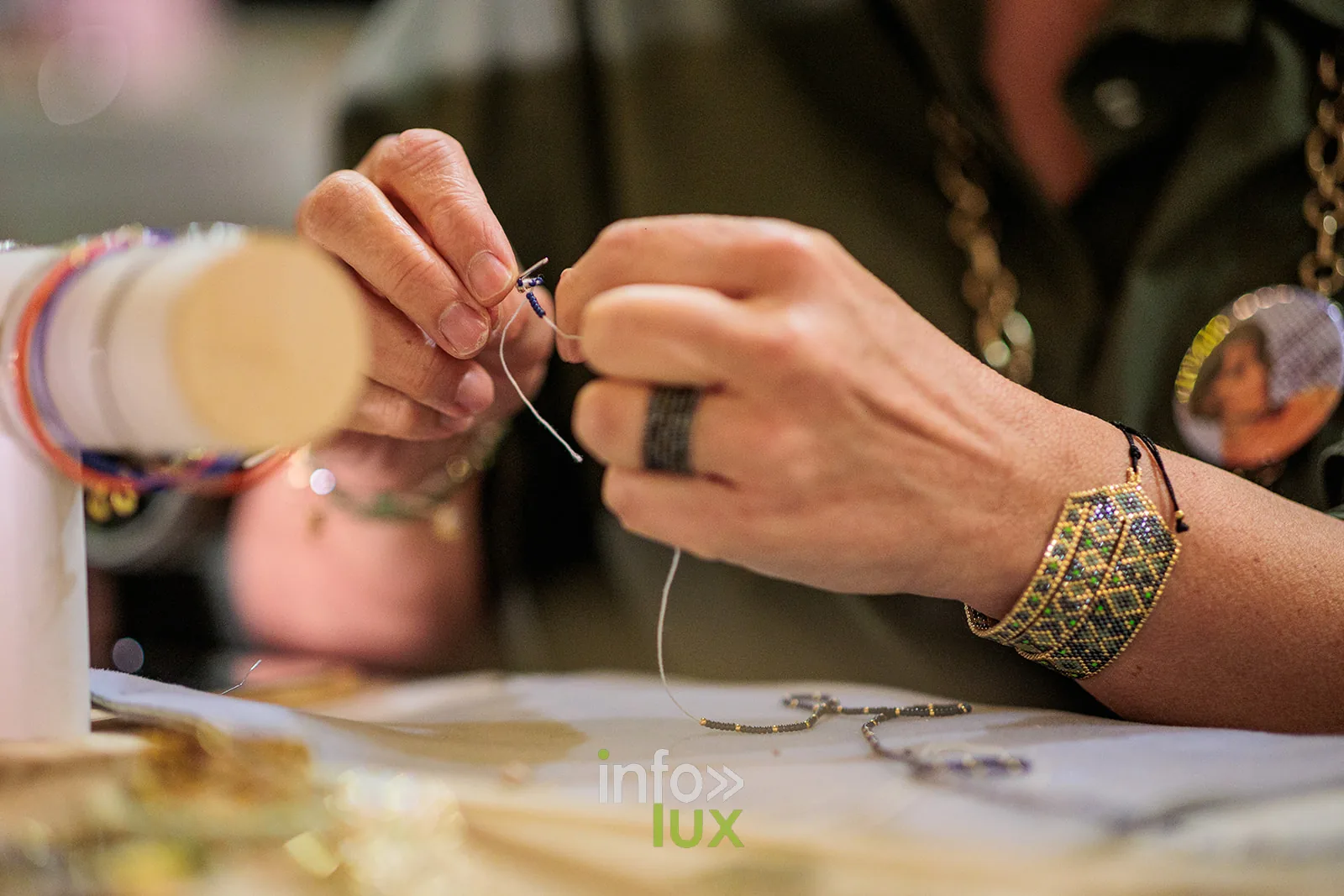 Chez Colette, marché des créateurs de Brock’n’Roll ASBL, salle Adamo à Houdeng-Aimeries (La Louvière), 5e édition, 12 avril 2026 : une créatrice de bijoux au travail sur son stand (photo Laetitia Descartes Photographe)