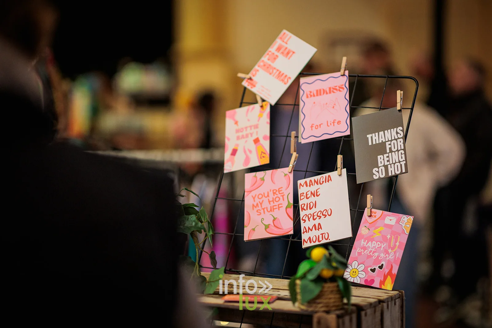 Chez Colette, marché des créateurs de Brock’n’Roll ASBL, salle Adamo à Houdeng-Aimeries (La Louvière), 5e édition, 12 avril 2026 : des cartes illustrées accrochées sur un stand (photo Laetitia Descartes Photographe)
