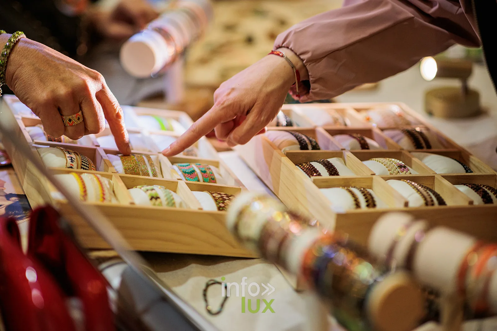Chez Colette, marché des créateurs de Brock’n’Roll ASBL, salle Adamo à Houdeng-Aimeries (La Louvière), 5e édition, 12 avril 2026 : des visiteuses devant un présentoir de bracelets (photo Laetitia Descartes Photographe)