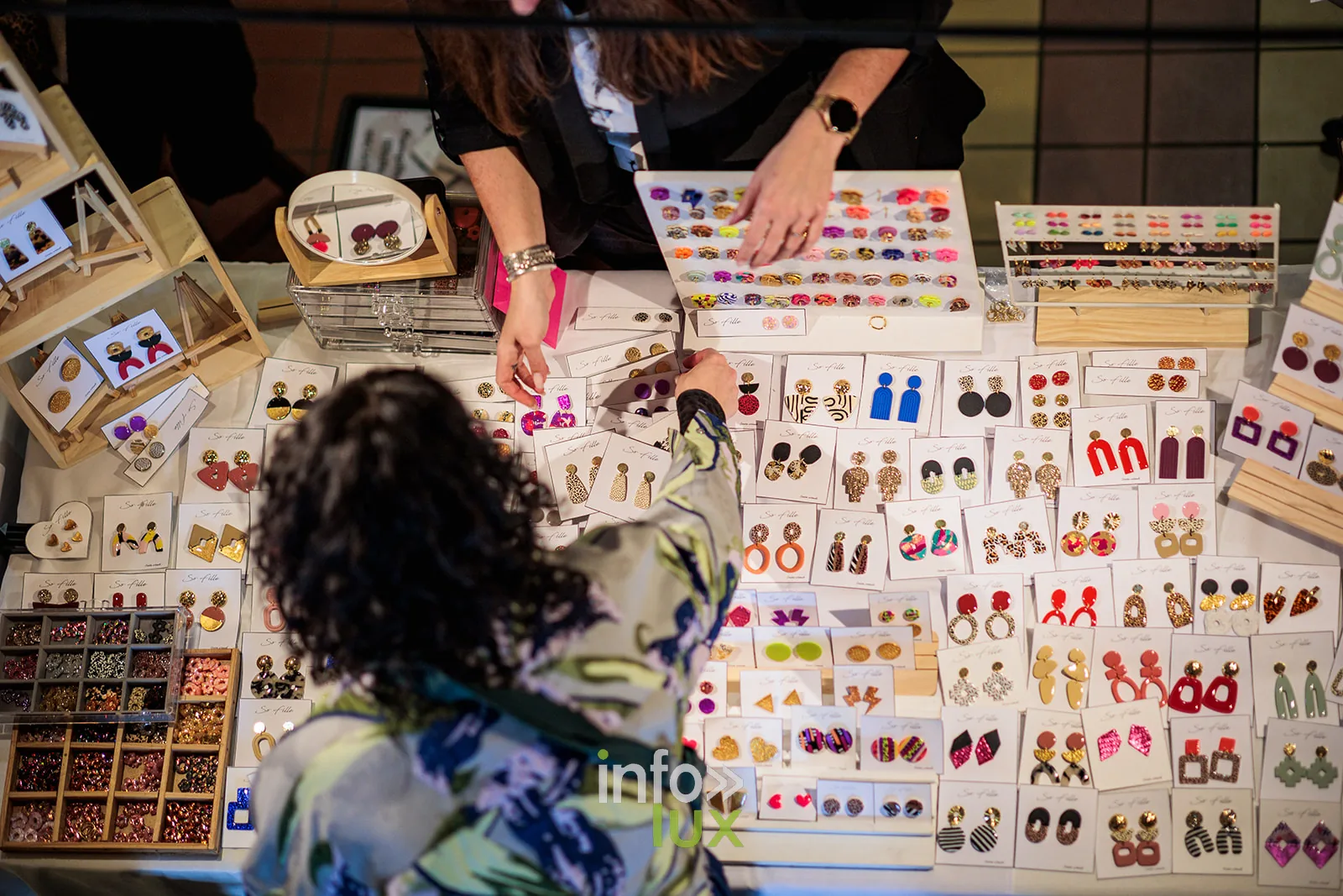 Chez Colette, marché des créateurs de Brock’n’Roll ASBL, salle Adamo à Houdeng-Aimeries (La Louvière), 5e édition, 12 avril 2026 : un présentoir de boucles d’oreilles (photo Laetitia Descartes Photographe)