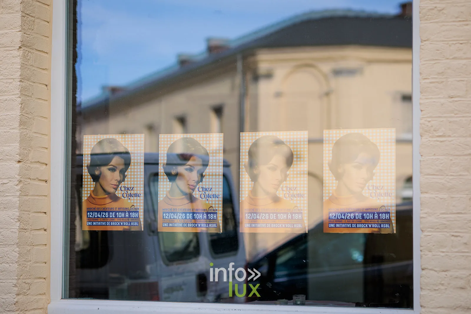 Chez Colette, marché des créateurs de Brock’n’Roll ASBL, salle Adamo à Houdeng-Aimeries (La Louvière), 5e édition, 12 avril 2026 : des affiches de Chez Colette dans une vitrine (photo Laetitia Descartes Photographe)