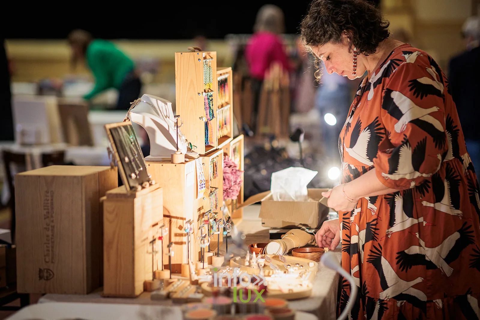 Chez Colette, marché des créateurs de Brock’n’Roll ASBL, salle Adamo à Houdeng-Aimeries (La Louvière), 5e édition, 12 avril 2026 : une créatrice derrière son stand (photo Laetitia Descartes Photographe)