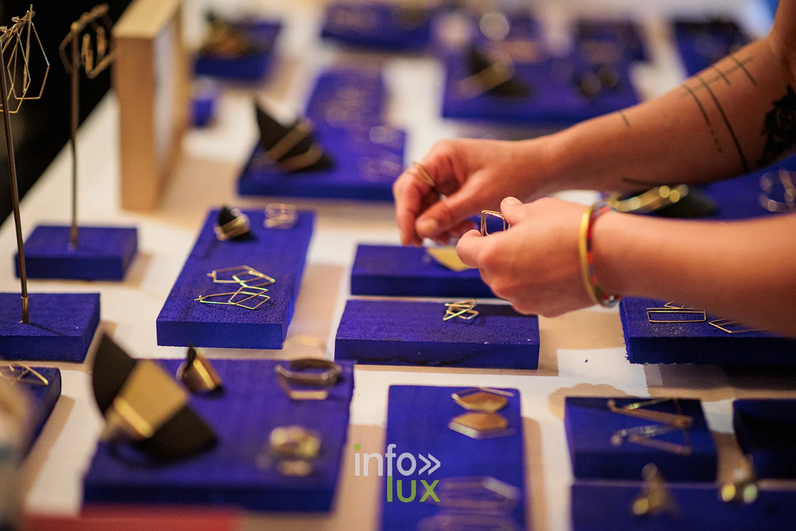 Chez Colette, marché des créateurs de Brock’n’Roll ASBL, salle Adamo à Houdeng-Aimeries (La Louvière), 5e édition, 12 avril 2026 : des bijoux présentés sur des socles bleus (photo Laetitia Descartes Photographe)