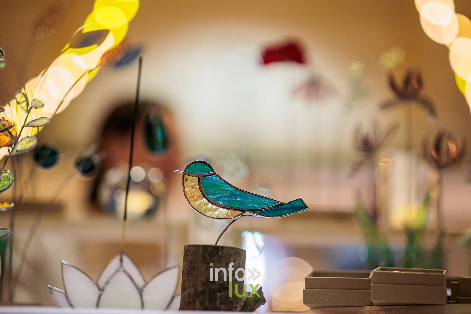 Chez Colette, marché des créateurs de Brock’n’Roll ASBL, salle Adamo à Houdeng-Aimeries (La Louvière), 5e édition, 12 avril 2026 : des luminaires et un oiseau en vitrail sur un stand (photo Laetitia Descartes Photographe)