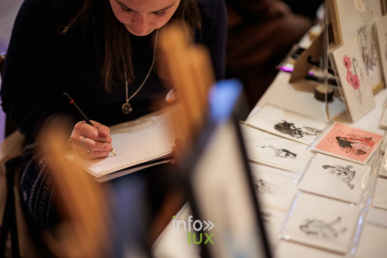Chez Colette, marché des créateurs de Brock’n’Roll ASBL, salle Adamo à Houdeng-Aimeries (La Louvière), 5e édition, 12 avril 2026 : une illustratrice signant ses cartes (photo Laetitia Descartes Photographe)