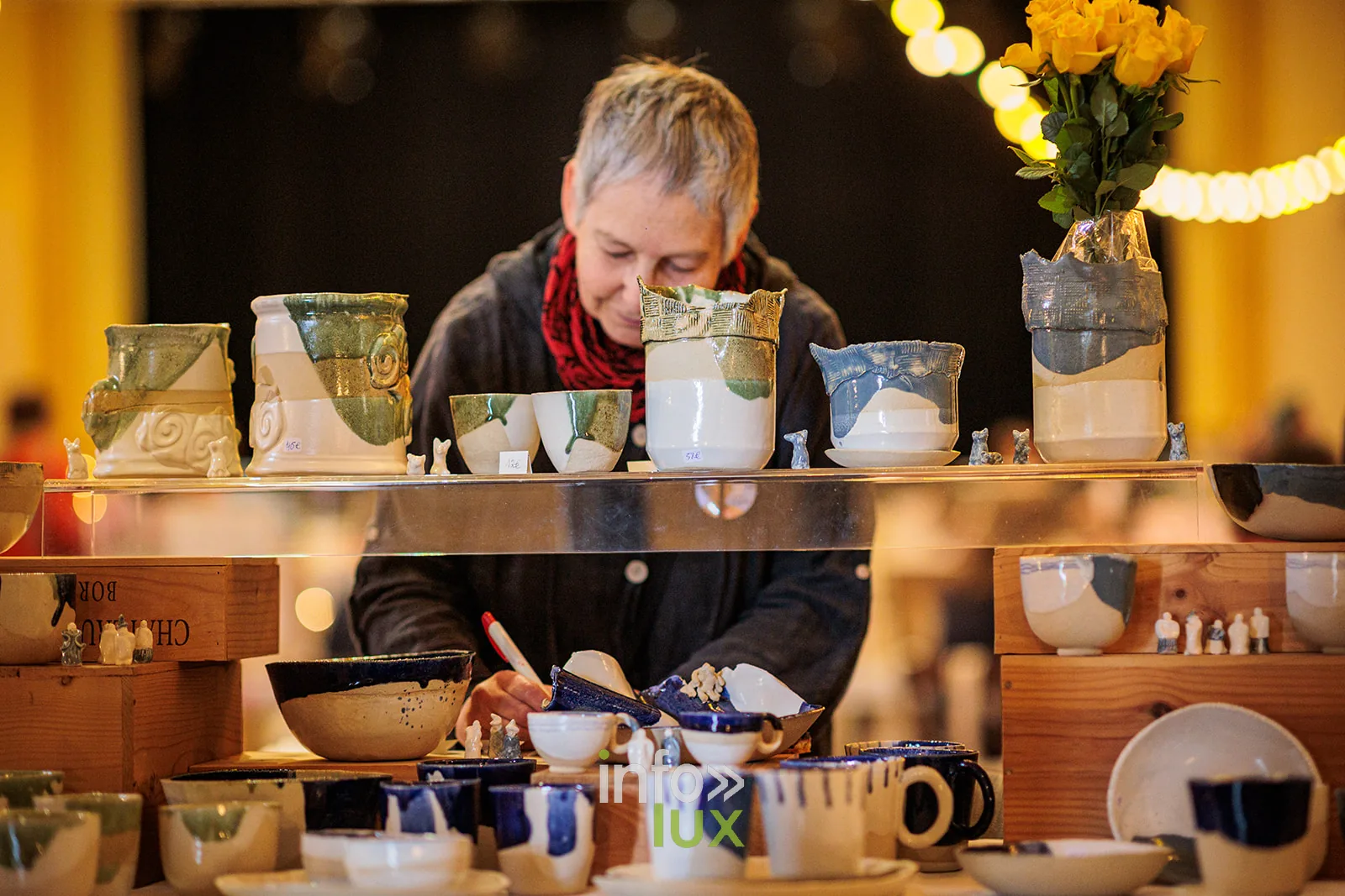 Chez Colette, marché des créateurs de Brock’n’Roll ASBL, salle Adamo à Houdeng-Aimeries (La Louvière), 5e édition, 12 avril 2026 : une céramiste derrière ses bols et ses tasses (photo Laetitia Descartes Photographe)
