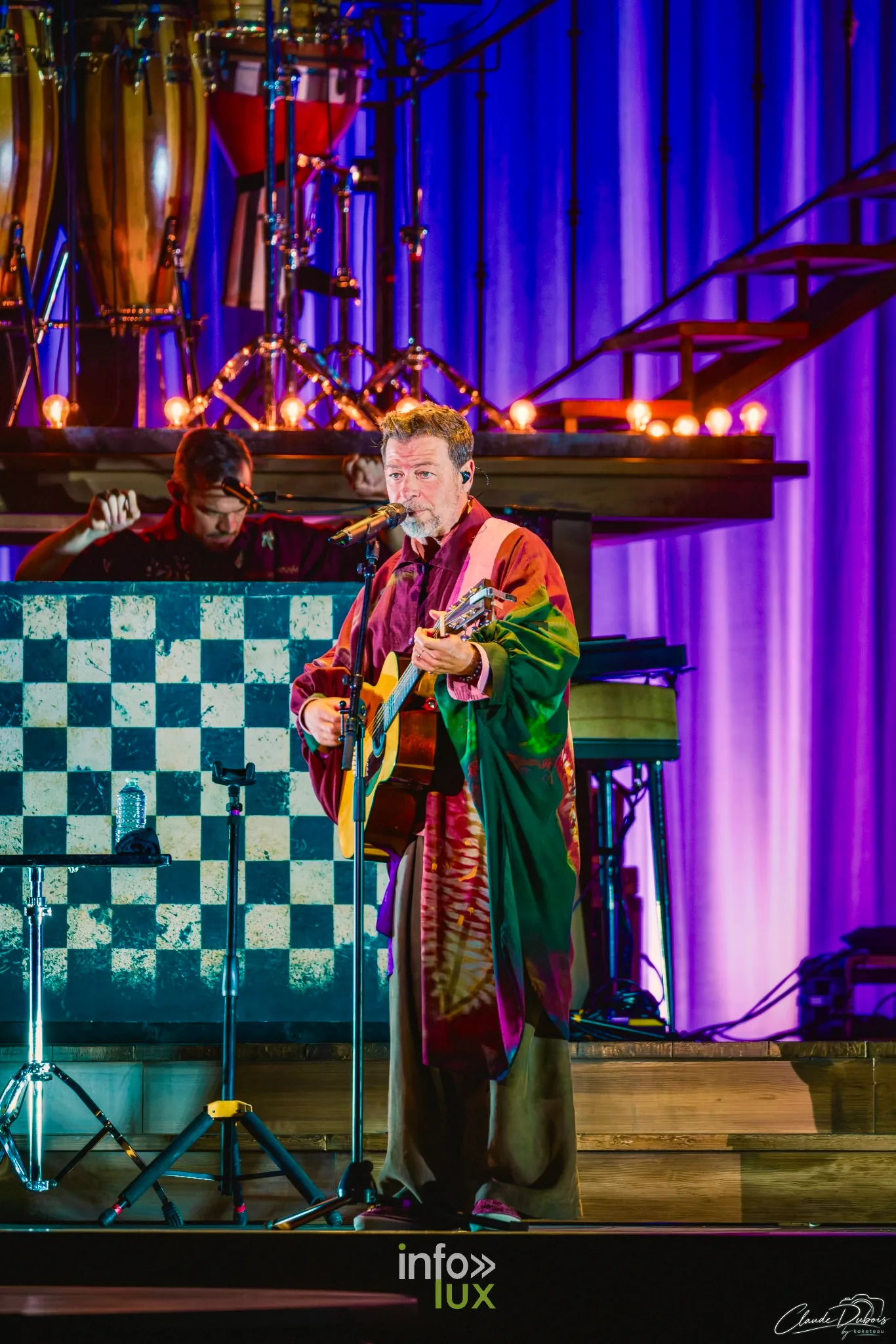 Christophe Maé à la Reims Arena, 15 octobre 2026 : Christophe Maé à la guitare (photo Claude Dubois)