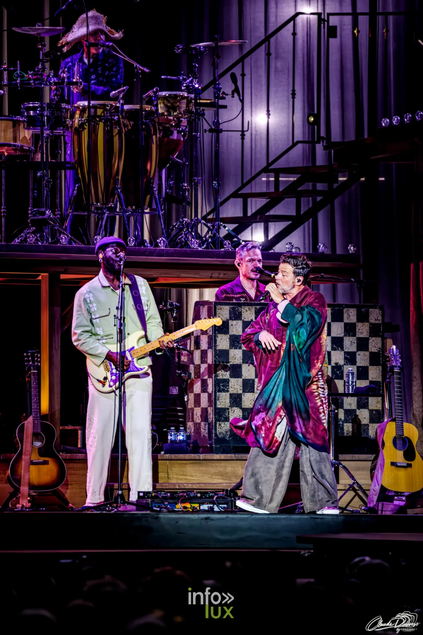 Christophe Maé à la Reims Arena, 15 octobre 2026 : Christophe Maé et un guitariste de son groupe (photo Claude Dubois)