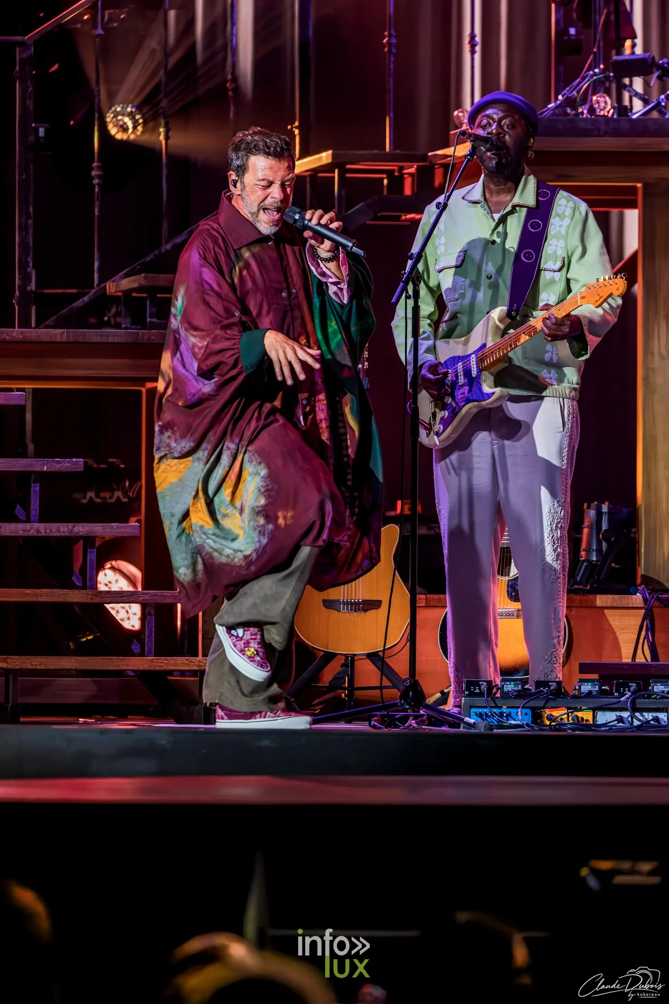 Christophe Maé à la Reims Arena, 15 octobre 2026 : Christophe Maé et un guitariste de son groupe (photo Claude Dubois)
