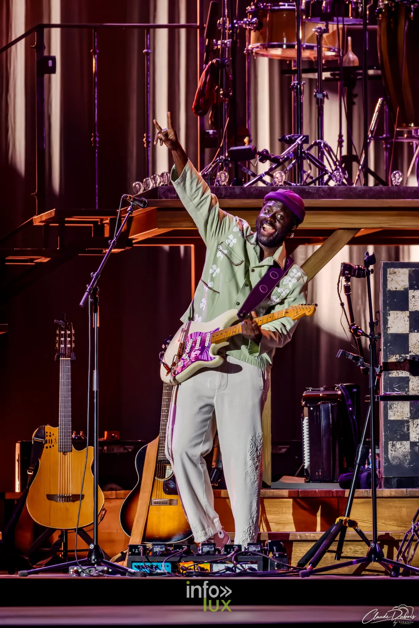 Christophe Maé à la Reims Arena, 15 octobre 2026 : un guitariste du groupe de Christophe Maé (photo Claude Dubois)