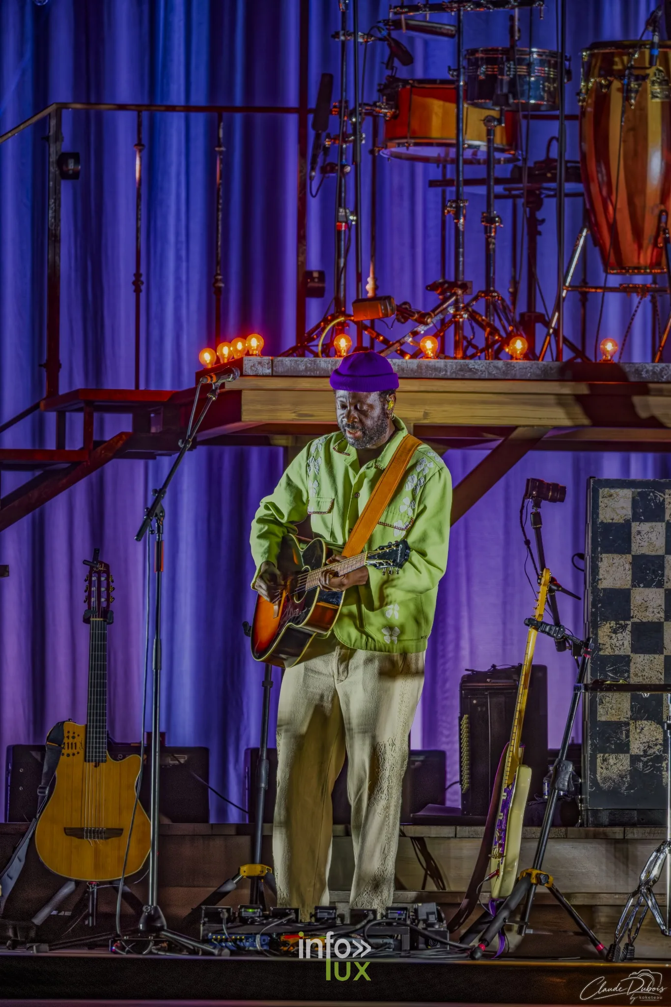 Christophe Maé à la Reims Arena, 15 octobre 2026 : un guitariste du groupe de Christophe Maé (photo Claude Dubois)