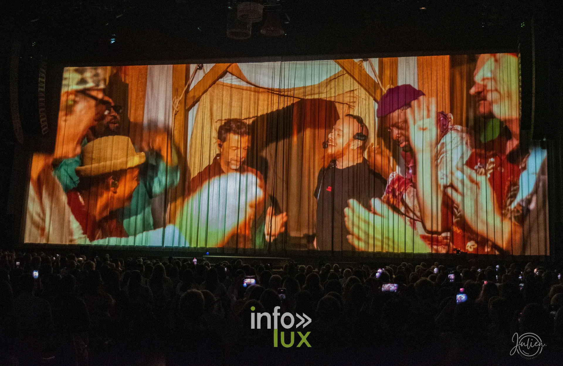 Christophe Maé au Zénith de Strasbourg, 17 octobre 2026 : la projection sur l’écran de scène au début du concert de Christophe Maé (photo Julien Photographie)