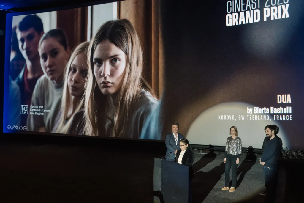 Annonce du Grand Prix du CinEast 2026 attribué à Dua de Blerta Basholli, sur l’écran du Kinepolis Kirchberg