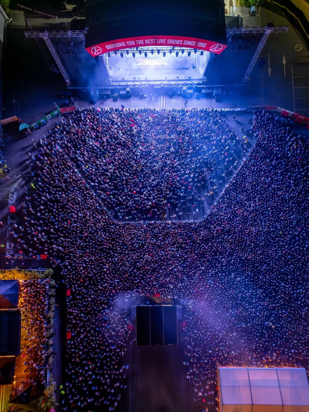 Foule devant la scène d’un concert en plein air organisé par l’Atelier
