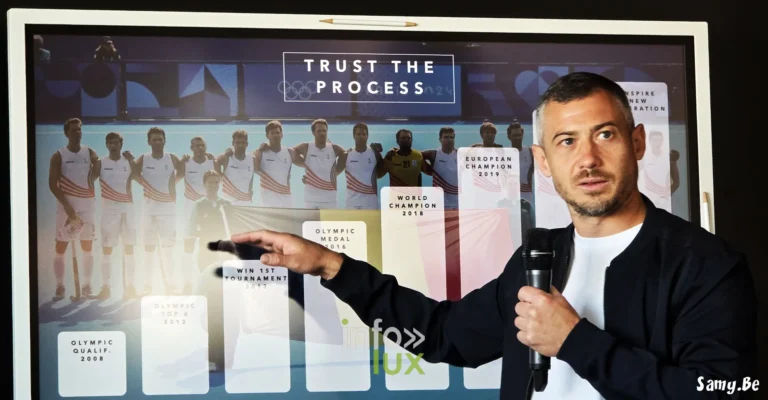 Conférence de John-John Dohmen à La Coworkerie de Mont-Saint-Guibert, 21 septembre 2026 : john-John Dohmen devant la diapositive « Trust the process » (photo Samy.be)